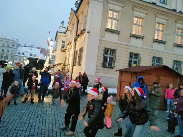 [FOTO] Rozświetlono choinkę na świebodzickim rynku. Mikołaje rozdały najmłodszym prezenty