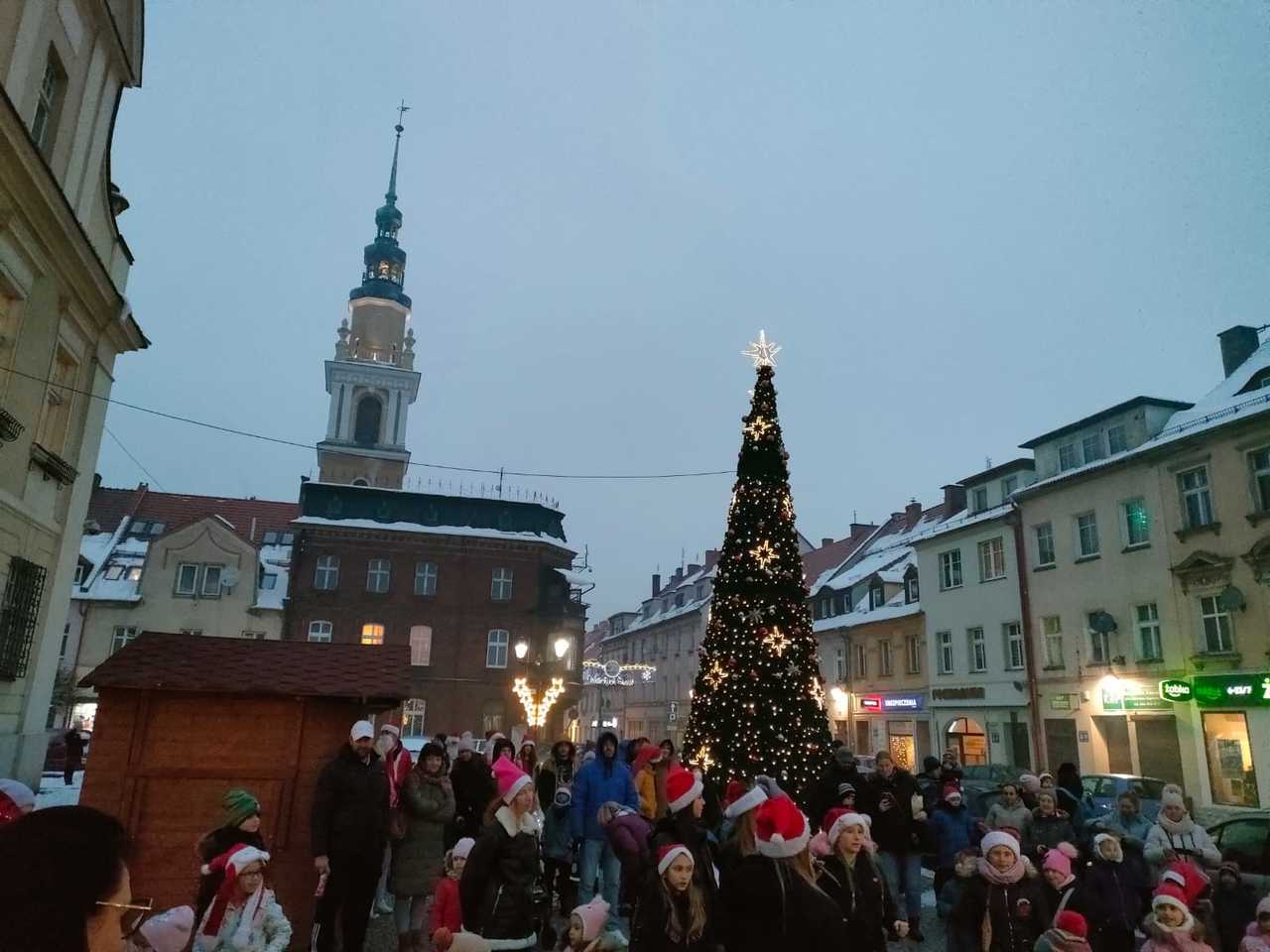 [FOTO] Rozświetlono choinkę na świebodzickim rynku. Mikołaje rozdały najmłodszym prezenty