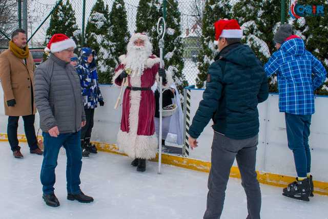 [WIDEO, FOTO] Ruszyły ślizgi na strzegomskim lodowisku! Inauguracja sezonu w mikołajkowej atmosferze