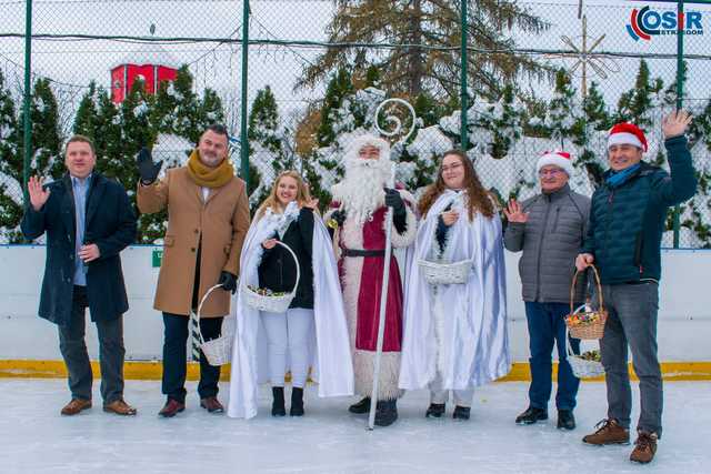 [WIDEO, FOTO] Ruszyły ślizgi na strzegomskim lodowisku! Inauguracja sezonu w mikołajkowej atmosferze