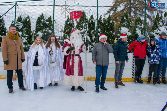 [WIDEO, FOTO] Ruszyły ślizgi na strzegomskim lodowisku! Inauguracja sezonu w mikołajkowej atmosferze