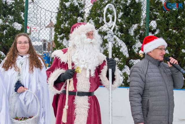 [WIDEO, FOTO] Ruszyły ślizgi na strzegomskim lodowisku! Inauguracja sezonu w mikołajkowej atmosferze