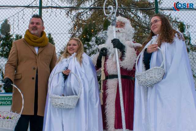 [WIDEO, FOTO] Ruszyły ślizgi na strzegomskim lodowisku! Inauguracja sezonu w mikołajkowej atmosferze