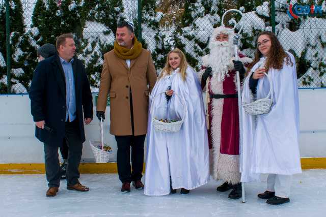 [WIDEO, FOTO] Ruszyły ślizgi na strzegomskim lodowisku! Inauguracja sezonu w mikołajkowej atmosferze