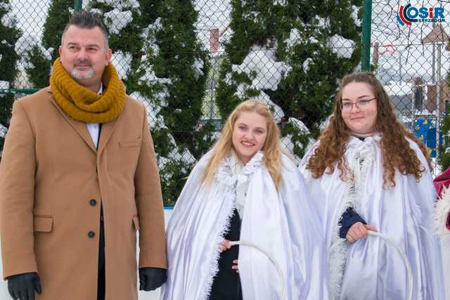 [WIDEO, FOTO] Ruszyły ślizgi na strzegomskim lodowisku! Inauguracja sezonu w mikołajkowej atmosferze