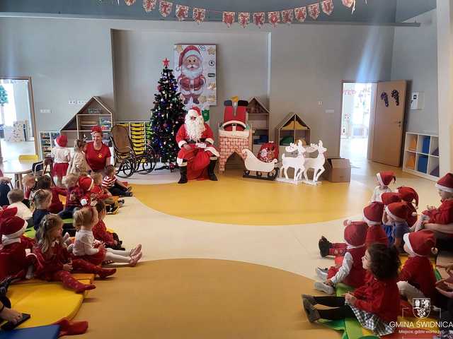[FOTO] Mikołaj odwiedził żłobek i przedszkole w Pszennie