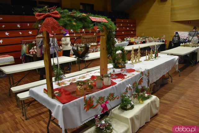 [FOTO] Rozmaite wyroby i świąteczna atmosfera na Kiermaszu Bożonarodzeniowym w Strzegomiu