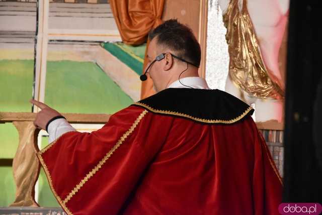 [DUŻO ZDJĘĆ] Uczniowie, nauczyciele, rodzice, władze miasta i znani aktorzy na deskach strzegomskiego liceum. Wystawiono spektakl Świętoszek na podstawie dramatu Moliera