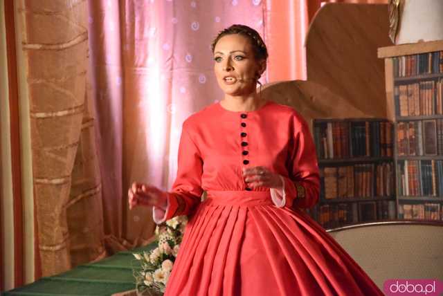 [DUŻO ZDJĘĆ] Uczniowie, nauczyciele, rodzice, władze miasta i znani aktorzy na deskach strzegomskiego liceum. Wystawiono spektakl Świętoszek na podstawie dramatu Moliera