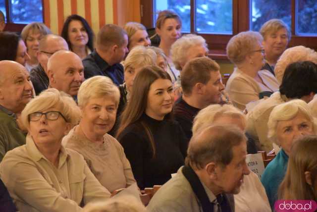 [DUŻO ZDJĘĆ] Uczniowie, nauczyciele, rodzice, władze miasta i znani aktorzy na deskach strzegomskiego liceum. Wystawiono spektakl Świętoszek na podstawie dramatu Moliera