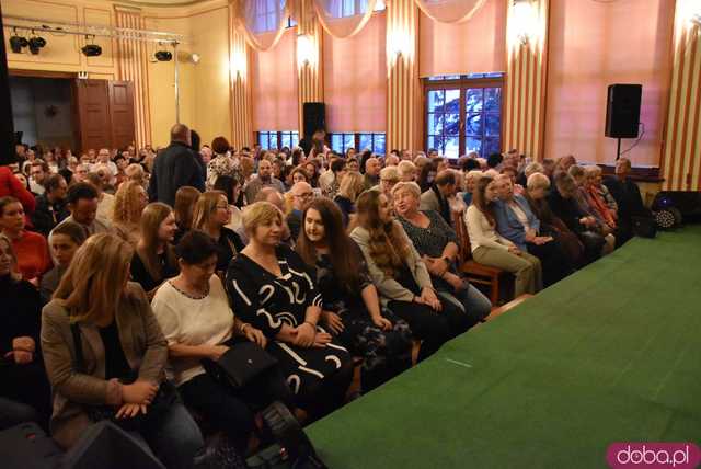 [DUŻO ZDJĘĆ] Uczniowie, nauczyciele, rodzice, władze miasta i znani aktorzy na deskach strzegomskiego liceum. Wystawiono spektakl Świętoszek na podstawie dramatu Moliera