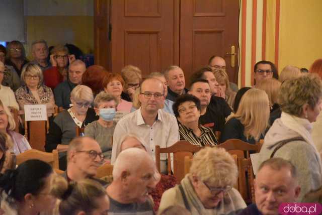 [DUŻO ZDJĘĆ] Uczniowie, nauczyciele, rodzice, władze miasta i znani aktorzy na deskach strzegomskiego liceum. Wystawiono spektakl Świętoszek na podstawie dramatu Moliera