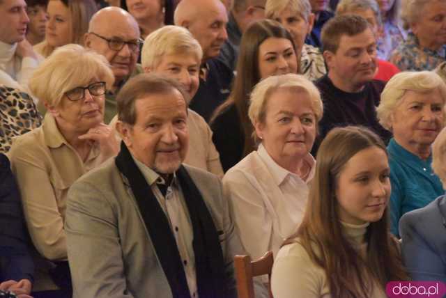 [DUŻO ZDJĘĆ] Uczniowie, nauczyciele, rodzice, władze miasta i znani aktorzy na deskach strzegomskiego liceum. Wystawiono spektakl Świętoszek na podstawie dramatu Moliera