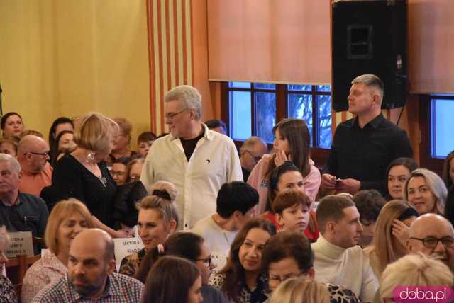 [DUŻO ZDJĘĆ] Uczniowie, nauczyciele, rodzice, władze miasta i znani aktorzy na deskach strzegomskiego liceum. Wystawiono spektakl Świętoszek na podstawie dramatu Moliera