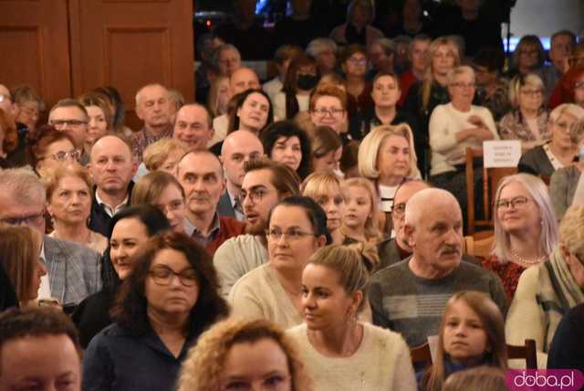 [DUŻO ZDJĘĆ] Uczniowie, nauczyciele, rodzice, władze miasta i znani aktorzy na deskach strzegomskiego liceum. Wystawiono spektakl Świętoszek na podstawie dramatu Moliera