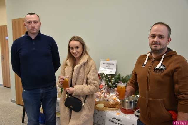 [FOTO] Potrawy, wypieki i rękodzieła na bogato zastawionych stoiskach. Świąteczna magia w Centrum Turystycznym Granitowego Szlaku w Dobromierzu