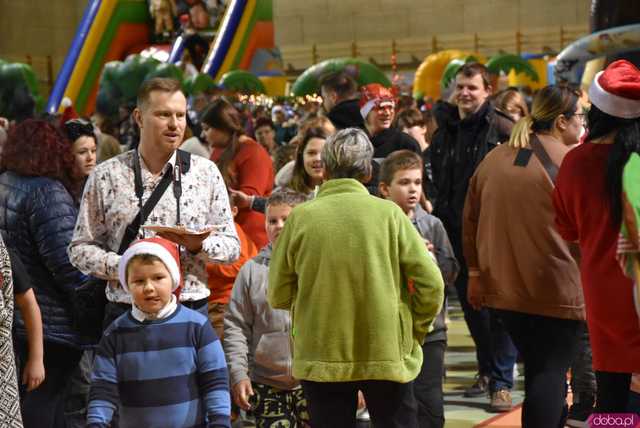 [FOTO] Ale tłumy! Magia świąt podczas Miasteczka św. Mikołaja w Żarowie