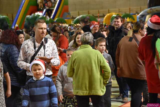 [FOTO] Ale tłumy! Magia świąt podczas Miasteczka św. Mikołaja w Żarowie