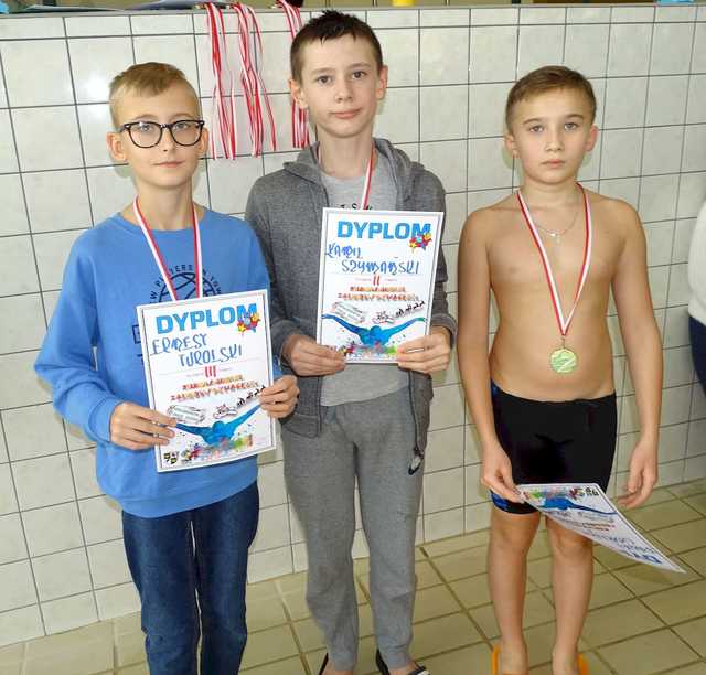 [FOTO] Uczniowie świdnickich podstawówek rywalizowali w Mikołajkowych Zawodach Pływackich