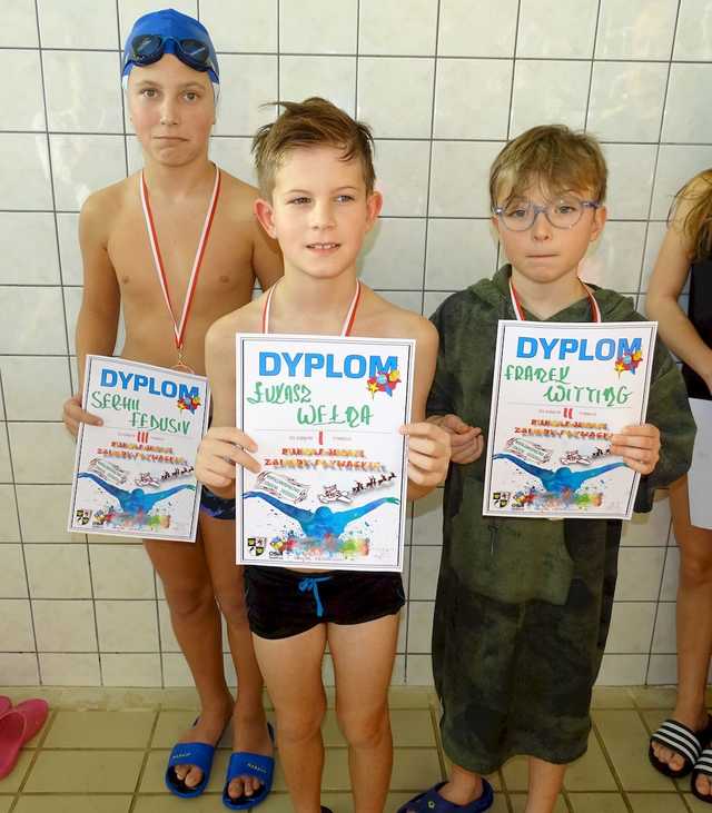 [FOTO] Uczniowie świdnickich podstawówek rywalizowali w Mikołajkowych Zawodach Pływackich