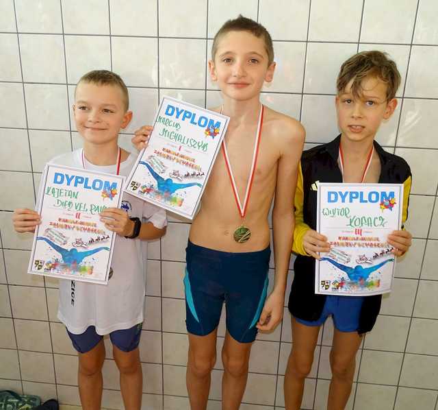 [FOTO] Uczniowie świdnickich podstawówek rywalizowali w Mikołajkowych Zawodach Pływackich