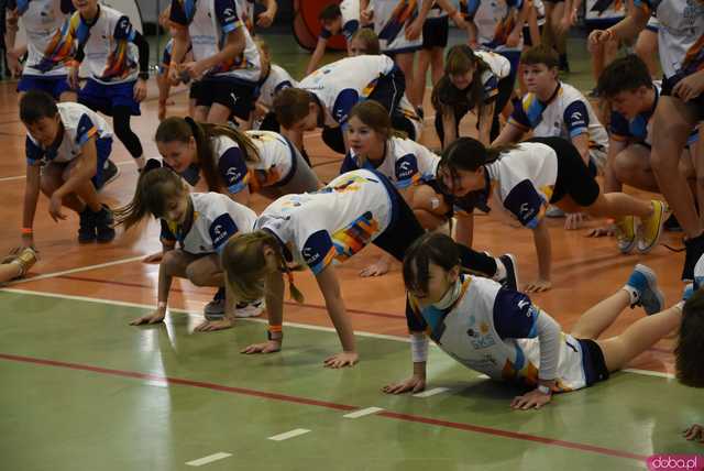[WIDEO, FOTO] Młodzi strzegomianie spotkali się z wyjątkowym detektywem, utytułowanymi sportowcami i rywalizowali w unikalnych dyscyplinach