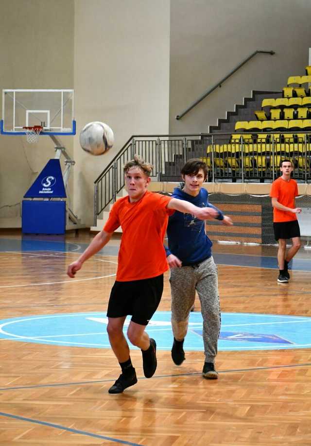 [FOTO] Sportowa rywalizacja na XII Halowym Turnieju Piłki Nożnej w Świebodzicach