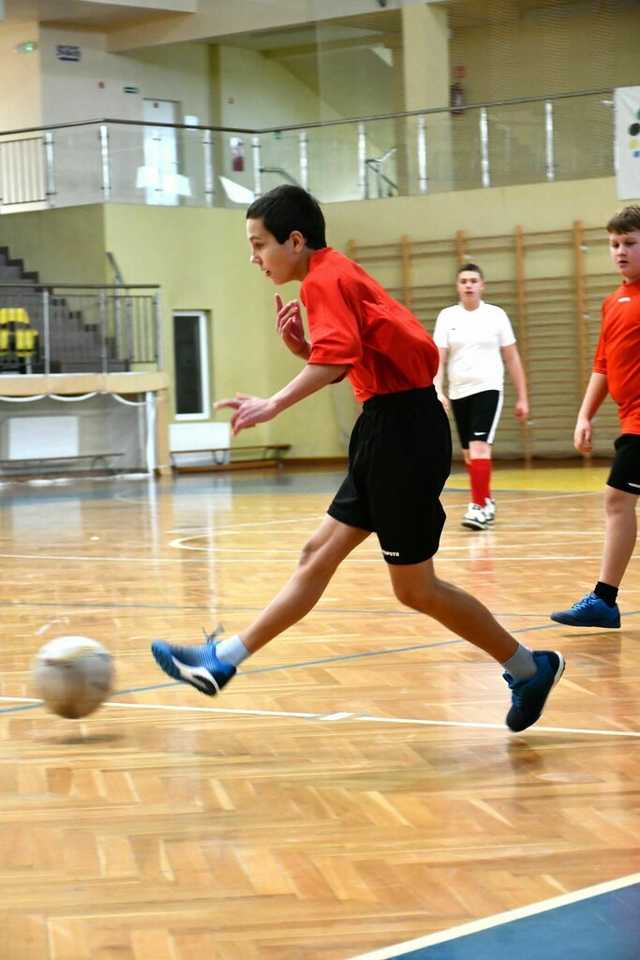 [FOTO] Sportowa rywalizacja na XII Halowym Turnieju Piłki Nożnej w Świebodzicach