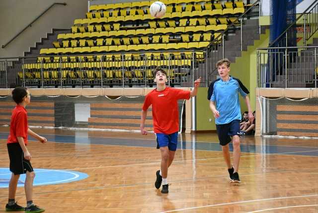 [FOTO] Sportowa rywalizacja na XII Halowym Turnieju Piłki Nożnej w Świebodzicach