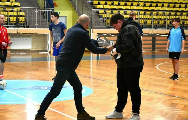 [FOTO] Sportowa rywalizacja na XII Halowym Turnieju Piłki Nożnej w Świebodzicach
