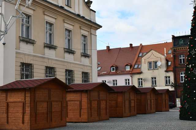 [FOTO] Już w najbliższy weekend w Świebodzicach wystartuje Jarmark Bożonarodzeniowy. Trwają przygotowania