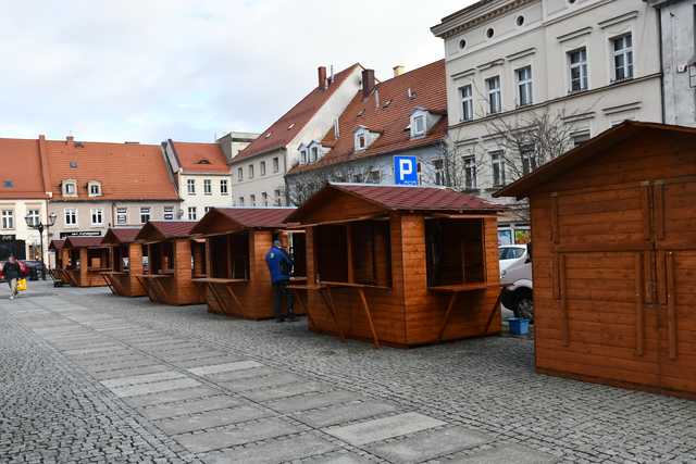 [FOTO] Już w najbliższy weekend w Świebodzicach wystartuje Jarmark Bożonarodzeniowy. Trwają przygotowania