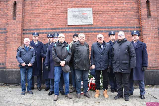 [FOTO] Represjonowani przypomnieli zdarzenia sprzed 42 lat. Obchody rocznicy wprowadzenia stanu wojennego pod świdnickim aresztem 