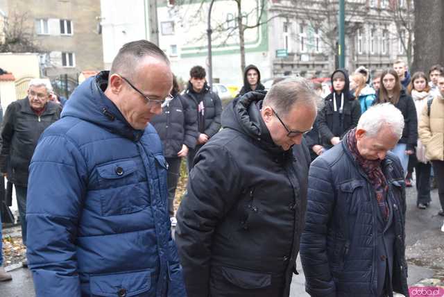 [FOTO] Represjonowani przypomnieli zdarzenia sprzed 42 lat. Obchody rocznicy wprowadzenia stanu wojennego pod świdnickim aresztem 