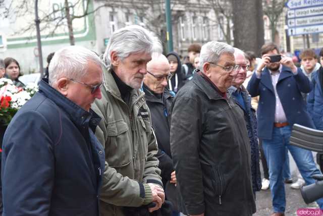 [FOTO] Represjonowani przypomnieli zdarzenia sprzed 42 lat. Obchody rocznicy wprowadzenia stanu wojennego pod świdnickim aresztem 