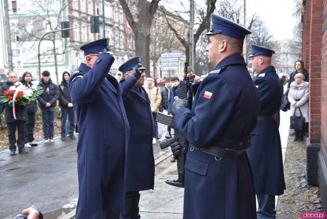 [FOTO] Represjonowani przypomnieli zdarzenia sprzed 42 lat. Obchody rocznicy wprowadzenia stanu wojennego pod świdnickim aresztem 