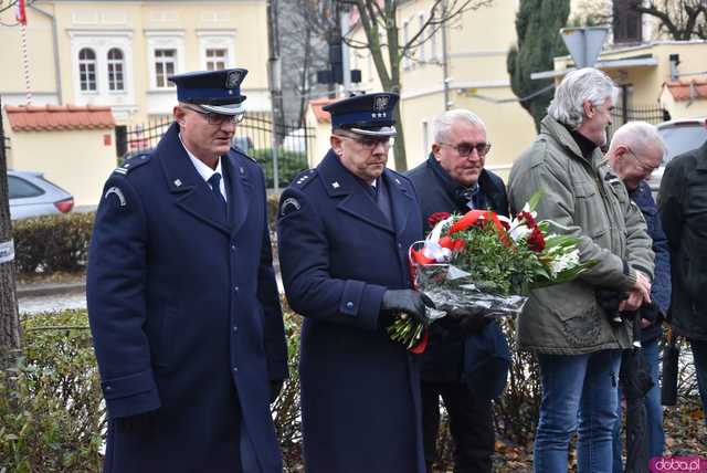 [FOTO] Represjonowani przypomnieli zdarzenia sprzed 42 lat. Obchody rocznicy wprowadzenia stanu wojennego pod świdnickim aresztem 