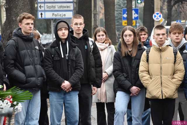 [FOTO] Represjonowani przypomnieli zdarzenia sprzed 42 lat. Obchody rocznicy wprowadzenia stanu wojennego pod świdnickim aresztem 