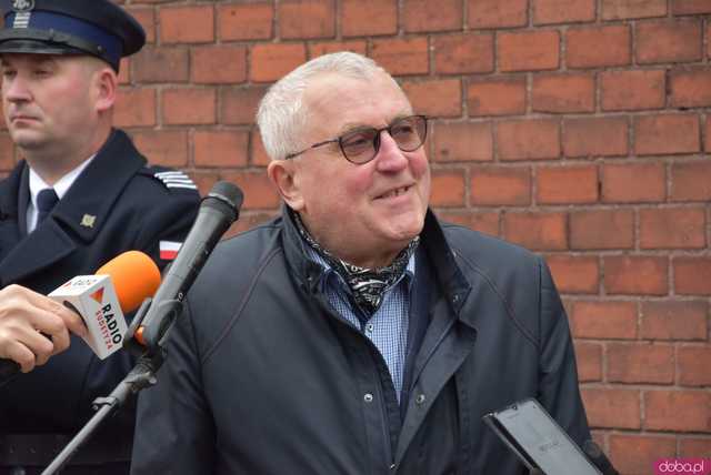 [FOTO] Represjonowani przypomnieli zdarzenia sprzed 42 lat. Obchody rocznicy wprowadzenia stanu wojennego pod świdnickim aresztem 