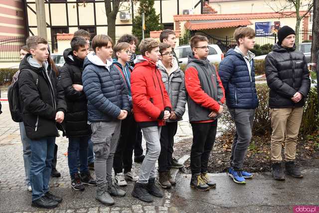 [FOTO] Represjonowani przypomnieli zdarzenia sprzed 42 lat. Obchody rocznicy wprowadzenia stanu wojennego pod świdnickim aresztem 