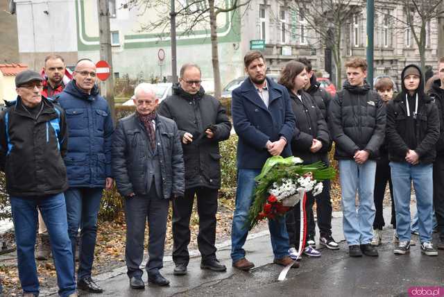 [FOTO] Represjonowani przypomnieli zdarzenia sprzed 42 lat. Obchody rocznicy wprowadzenia stanu wojennego pod świdnickim aresztem 