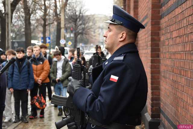 [FOTO] Represjonowani przypomnieli zdarzenia sprzed 42 lat. Obchody rocznicy wprowadzenia stanu wojennego pod świdnickim aresztem 