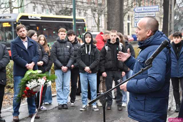 [FOTO] Represjonowani przypomnieli zdarzenia sprzed 42 lat. Obchody rocznicy wprowadzenia stanu wojennego pod świdnickim aresztem 