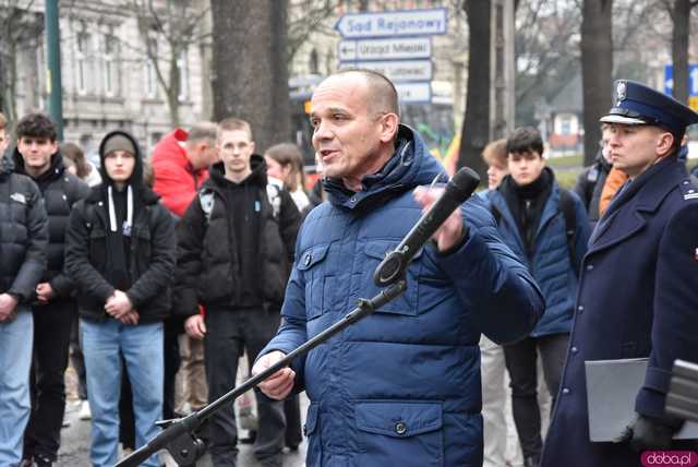 [FOTO] Represjonowani przypomnieli zdarzenia sprzed 42 lat. Obchody rocznicy wprowadzenia stanu wojennego pod świdnickim aresztem 