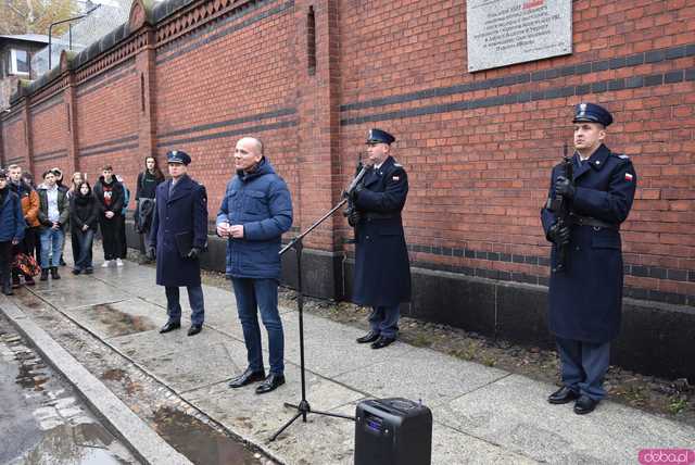 [FOTO] Represjonowani przypomnieli zdarzenia sprzed 42 lat. Obchody rocznicy wprowadzenia stanu wojennego pod świdnickim aresztem 