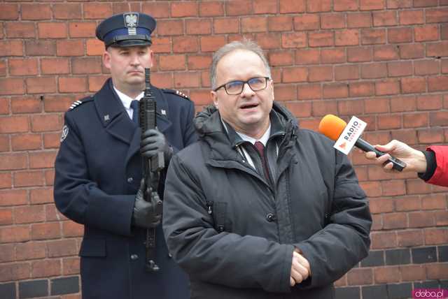 [FOTO] Represjonowani przypomnieli zdarzenia sprzed 42 lat. Obchody rocznicy wprowadzenia stanu wojennego pod świdnickim aresztem 