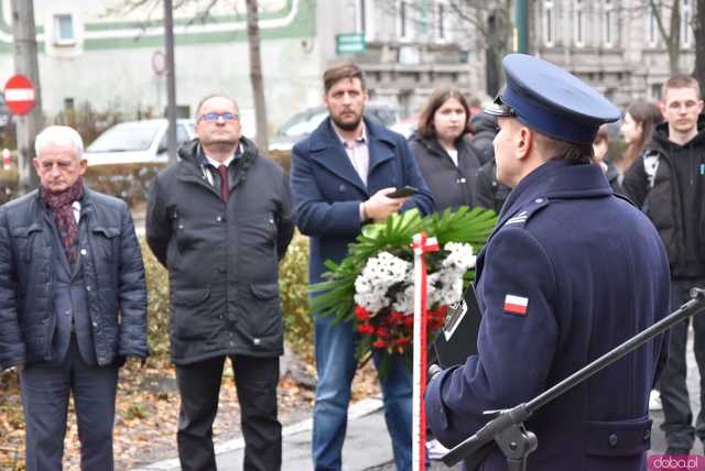 [FOTO] Represjonowani przypomnieli zdarzenia sprzed 42 lat. Obchody rocznicy wprowadzenia stanu wojennego pod świdnickim aresztem 