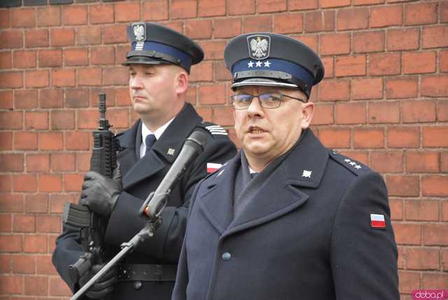 [FOTO] Represjonowani przypomnieli zdarzenia sprzed 42 lat. Obchody rocznicy wprowadzenia stanu wojennego pod świdnickim aresztem 