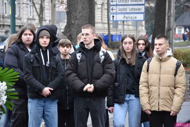 [FOTO] Represjonowani przypomnieli zdarzenia sprzed 42 lat. Obchody rocznicy wprowadzenia stanu wojennego pod świdnickim aresztem 