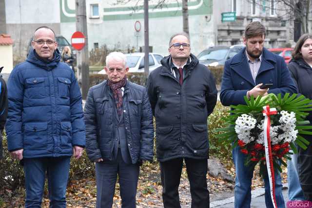 [FOTO] Represjonowani przypomnieli zdarzenia sprzed 42 lat. Obchody rocznicy wprowadzenia stanu wojennego pod świdnickim aresztem 